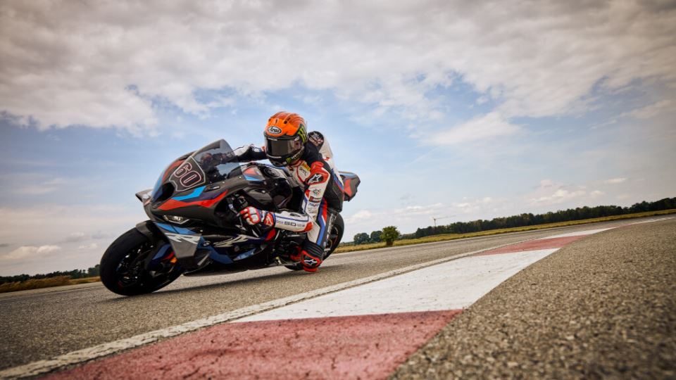 موتورسیکلت ب ام و M1000RR M